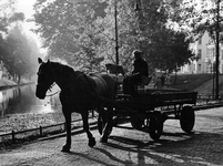 361108 Afbeelding van een man met een hond en een paard en wagen bij het Servaasbolwerk te Utrecht.